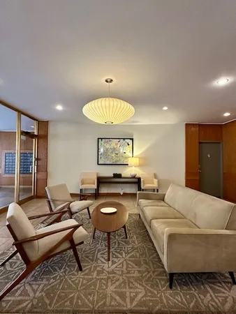 $2,550 | 1516 Hinman Avenue, Unit 303, Evanston, IL 60201