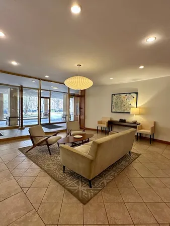 $2,550 | 1516 Hinman Avenue, Unit 303, Evanston, IL 60201