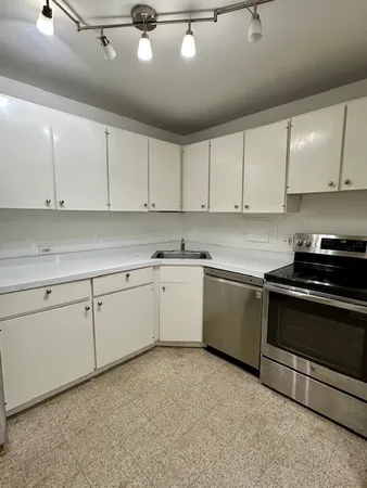 $2,550 | 1516 Hinman Avenue, Unit 303, Evanston, IL 60201