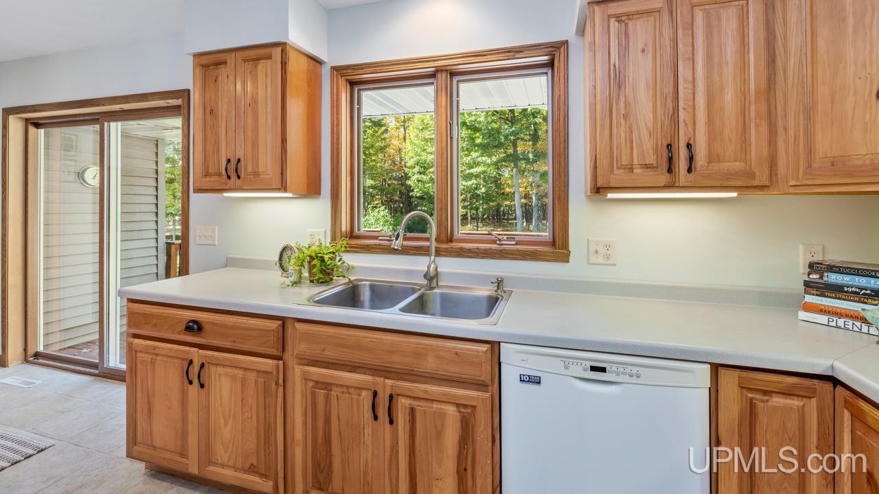8575 M.5 Road Gladstone, MI 49837 - Photo 13 of 33