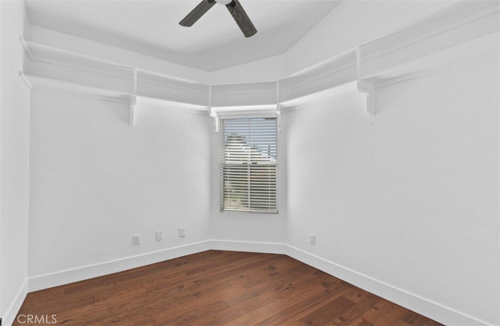 30894 Wellington Circle Temecula, CA 92591 - Photo 19 of 28 an empty room with ceiling fan and window