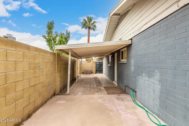 a view of entryway with a front door