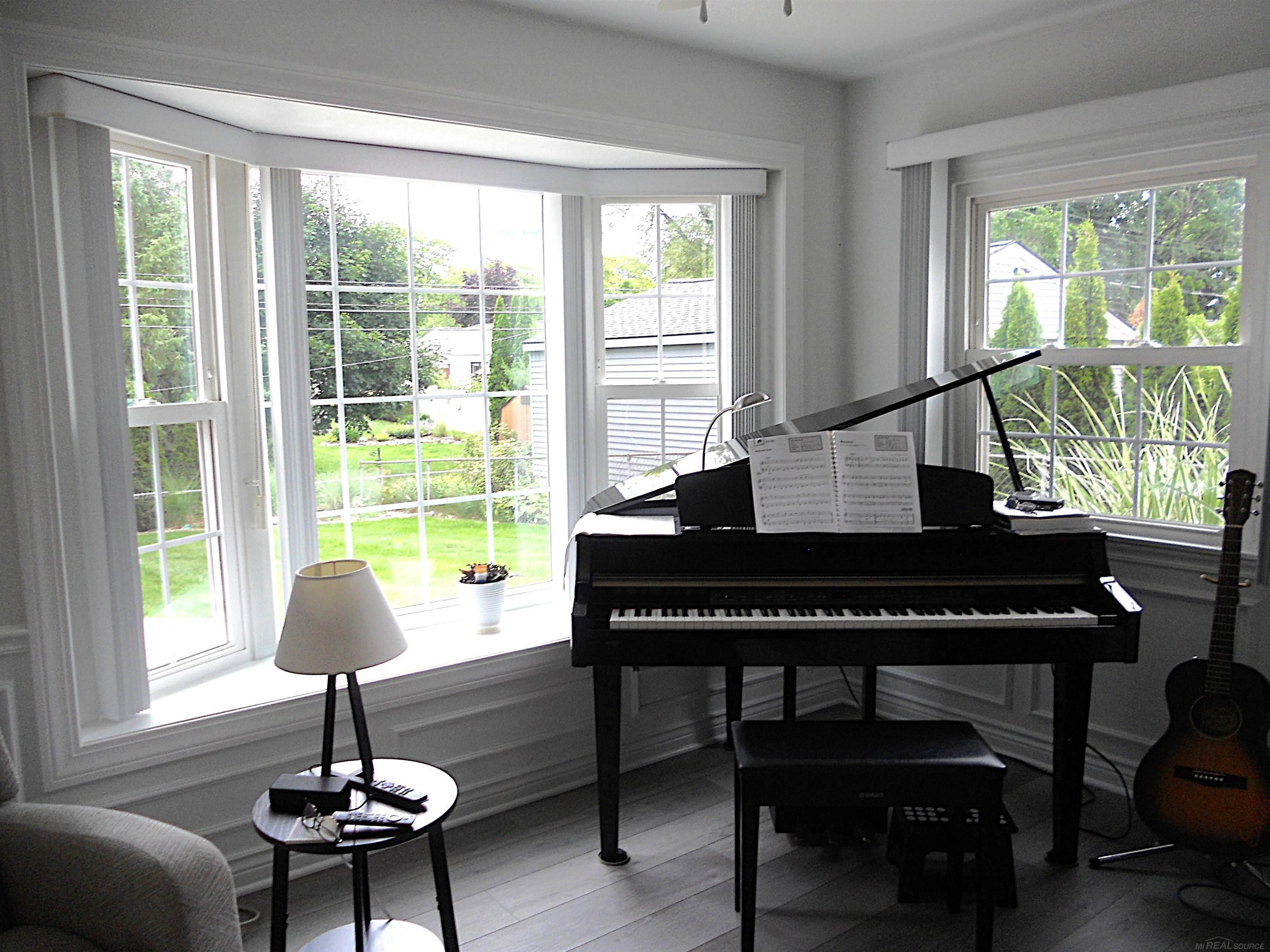 625 Rewold Drive Rochester, MI 48307 - Photo 9 of 69 50213110-3c626602-a656-485f-bf24-ac5508be3600.JPG