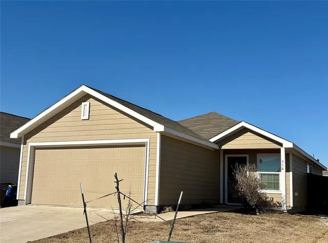 a view of a house with backyard