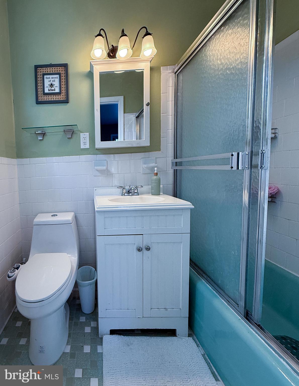 406 Belton Road Silver Spring, MD 20901 - Photo 12 of 36 Full bathroom 1 of 3