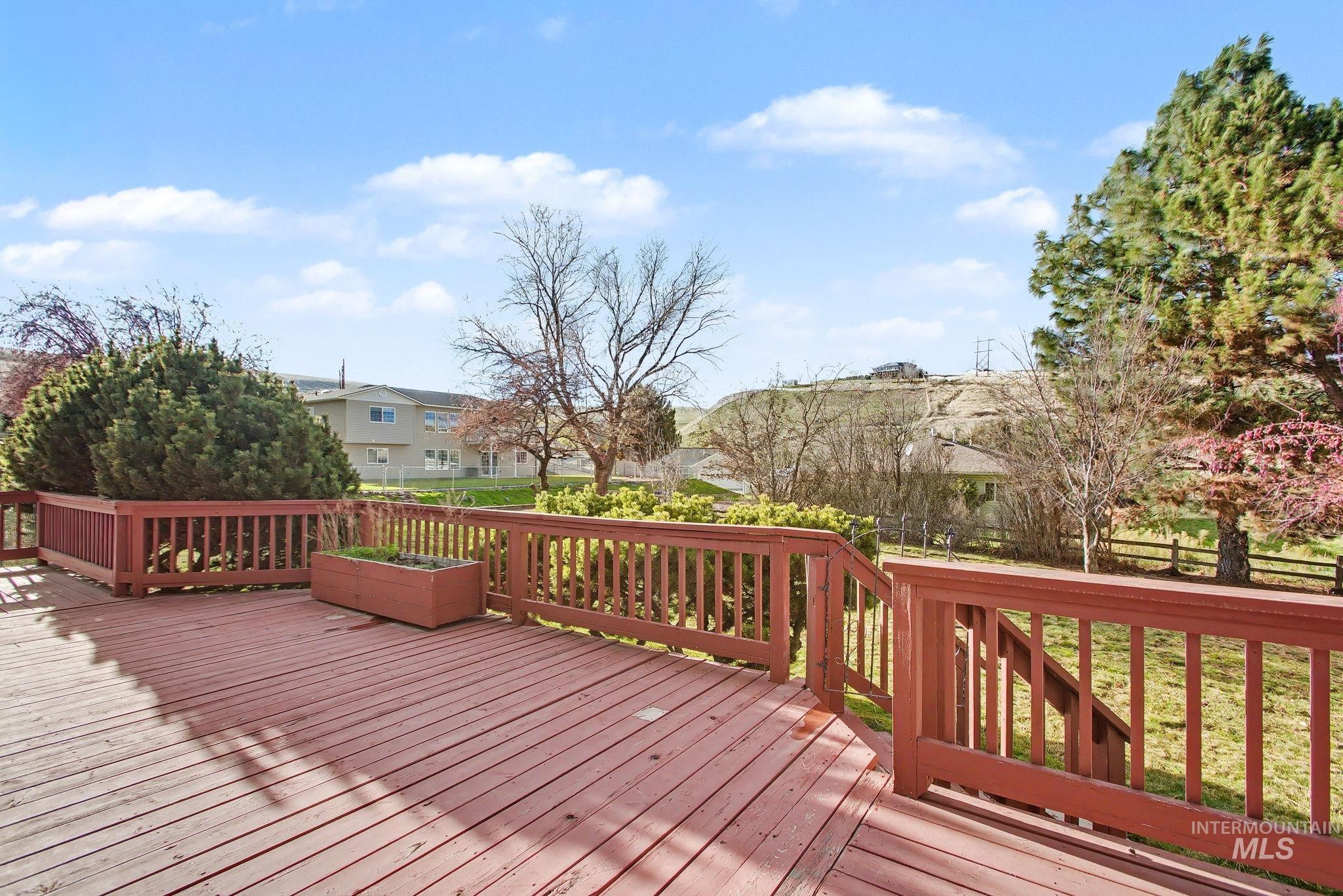 2242 Chukar Lane Clarkston, WA 99403 - Photo 34 of 41 Wooden terrace featuring a residential view