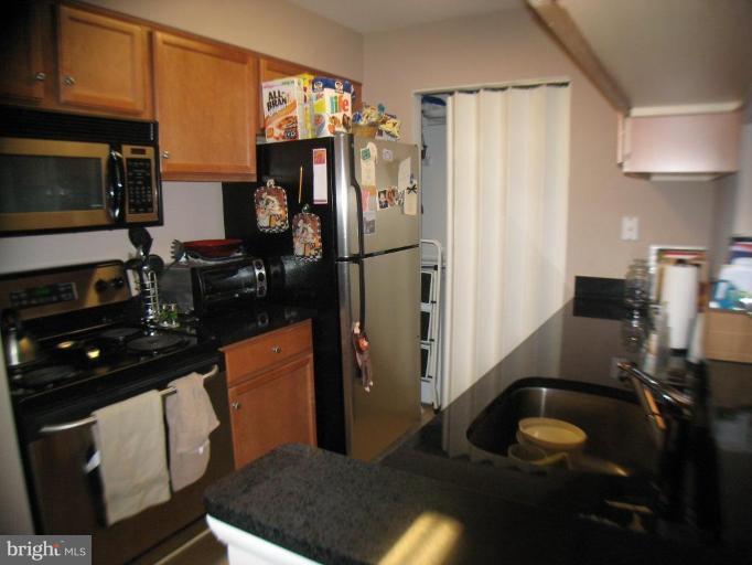 11659 Chesterfield Court, Unit 11659 Reston, VA 20190 - Photo 6 of 16 Kitchen