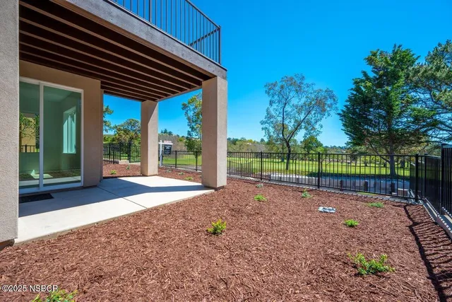a view of a house with backyard