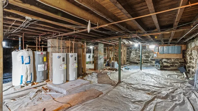 a sign that is on the wall of a building