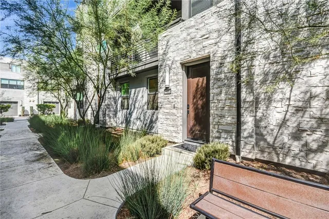 a view of a house with backyard