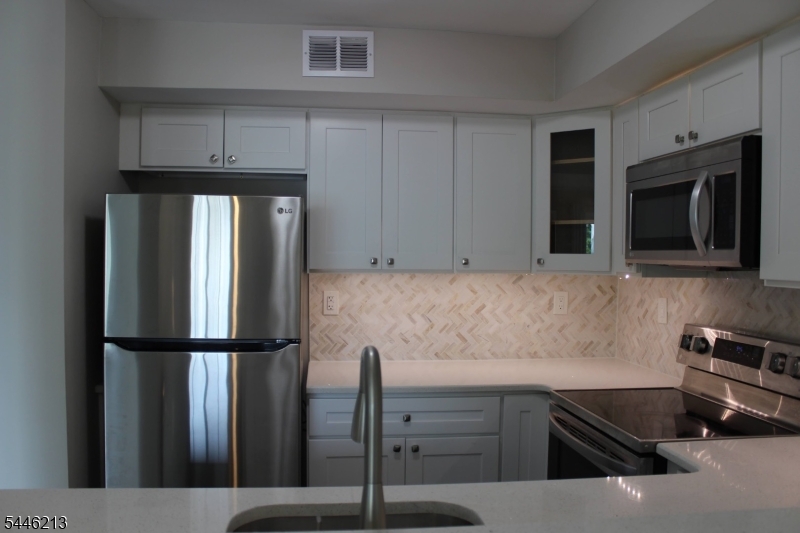 37 Ray Court Bedminster, NJ 07921 - Photo 6 of 8