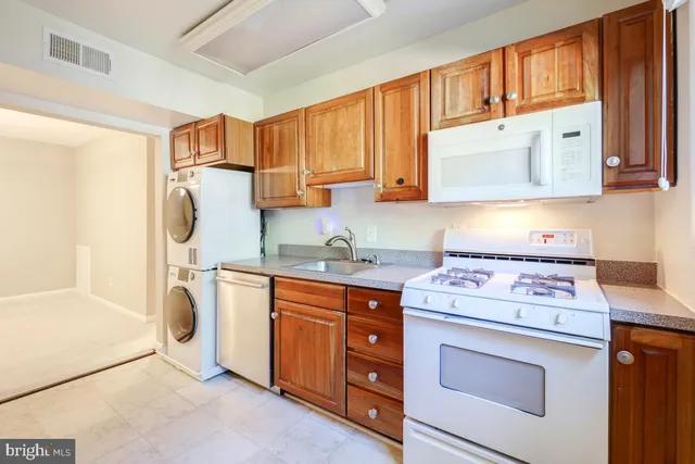 $2,800 | 53 Skyhill Road, Unit 204, Alexandria, VA 22314