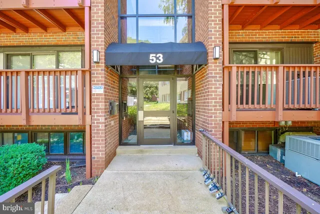 $2,800 | 53 Skyhill Road, Unit 204, Alexandria, VA 22314