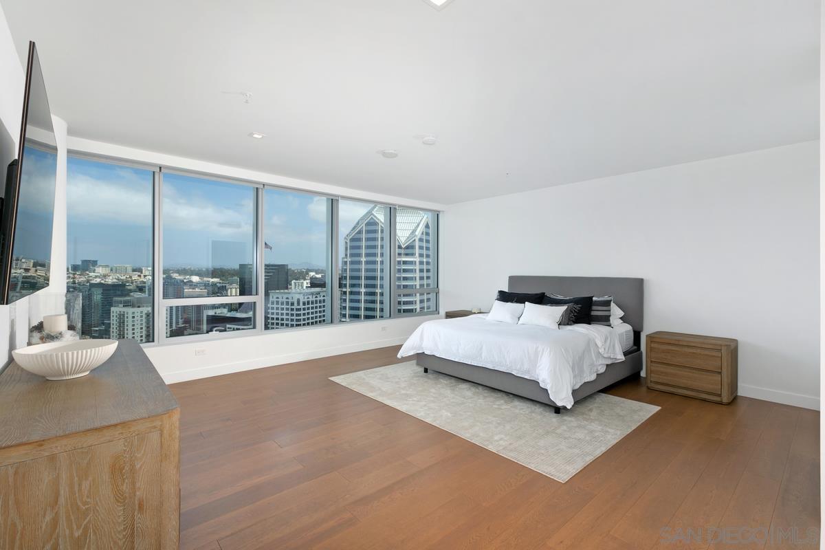 888 E Street, Unit 3501 San Diego, CA 92101 - Photo 15 of 46 a spacious bedroom with a large bed and a large window