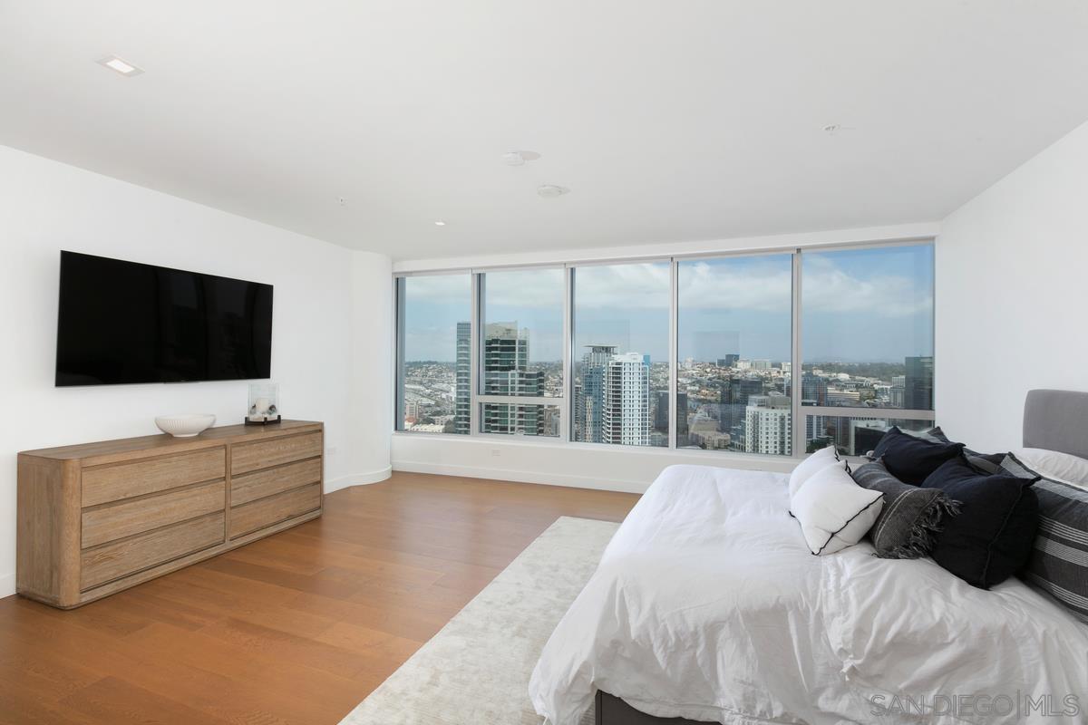 888 E Street, Unit 3501 San Diego, CA 92101 - Photo 16 of 46 a large bedroom with a bed and large window