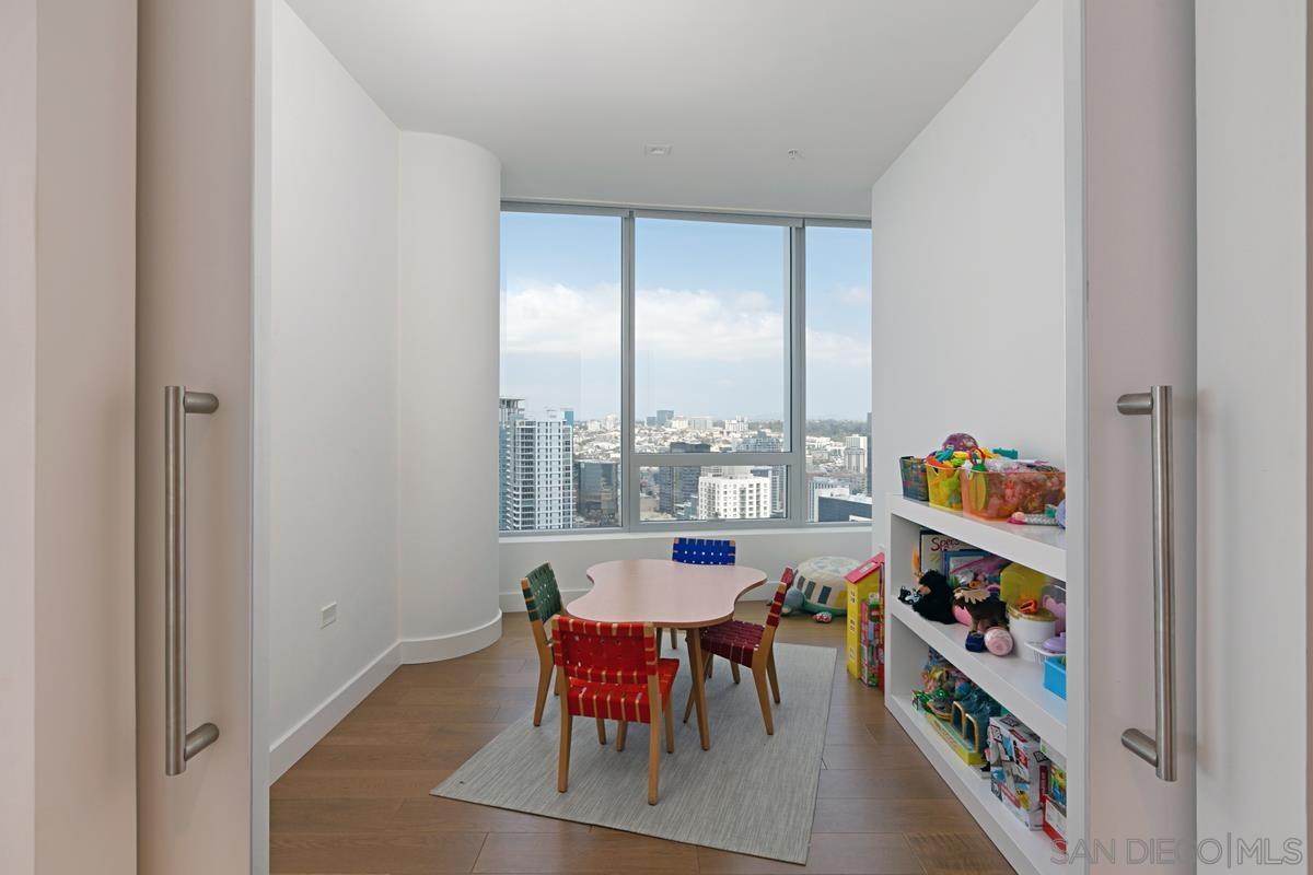 888 E Street, Unit 3501 San Diego, CA 92101 - Photo 29 of 46 a room with furniture and a potted plant