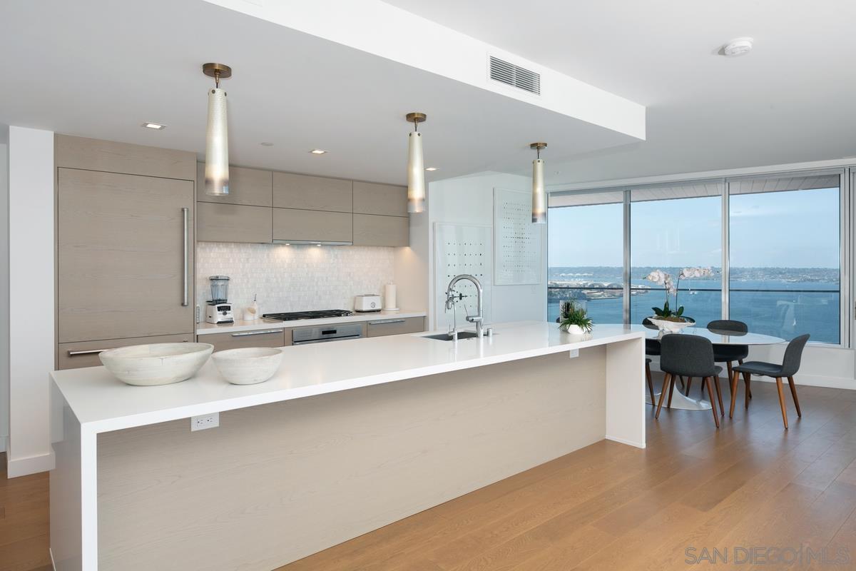 888 E Street, Unit 3501 San Diego, CA 92101 - Photo 5 of 46 a large kitchen with kitchen island a sink table and chairs