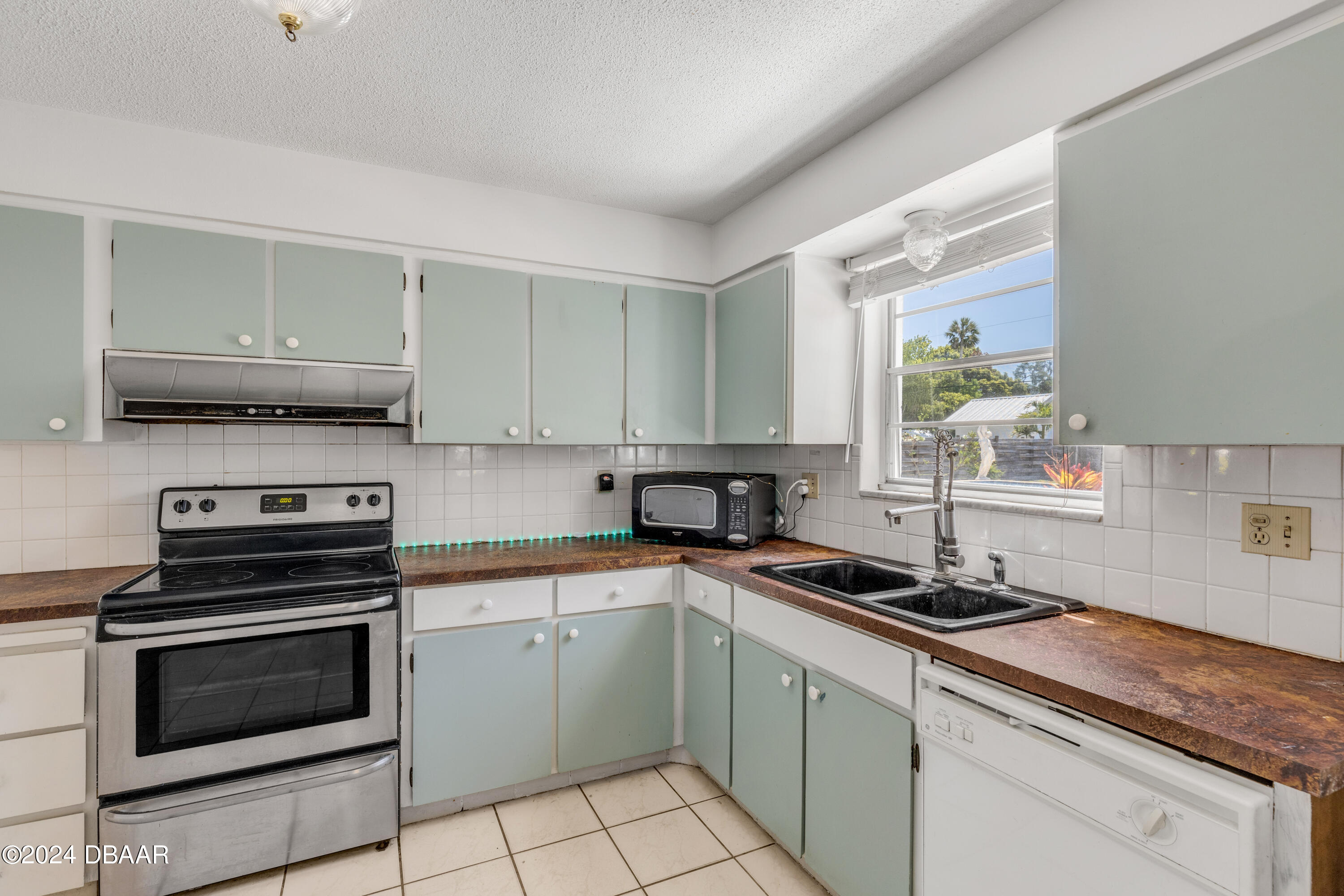 909 Pineapple Road South Daytona, FL 32119 - Photo 23 of 68 Kitchen 1.3