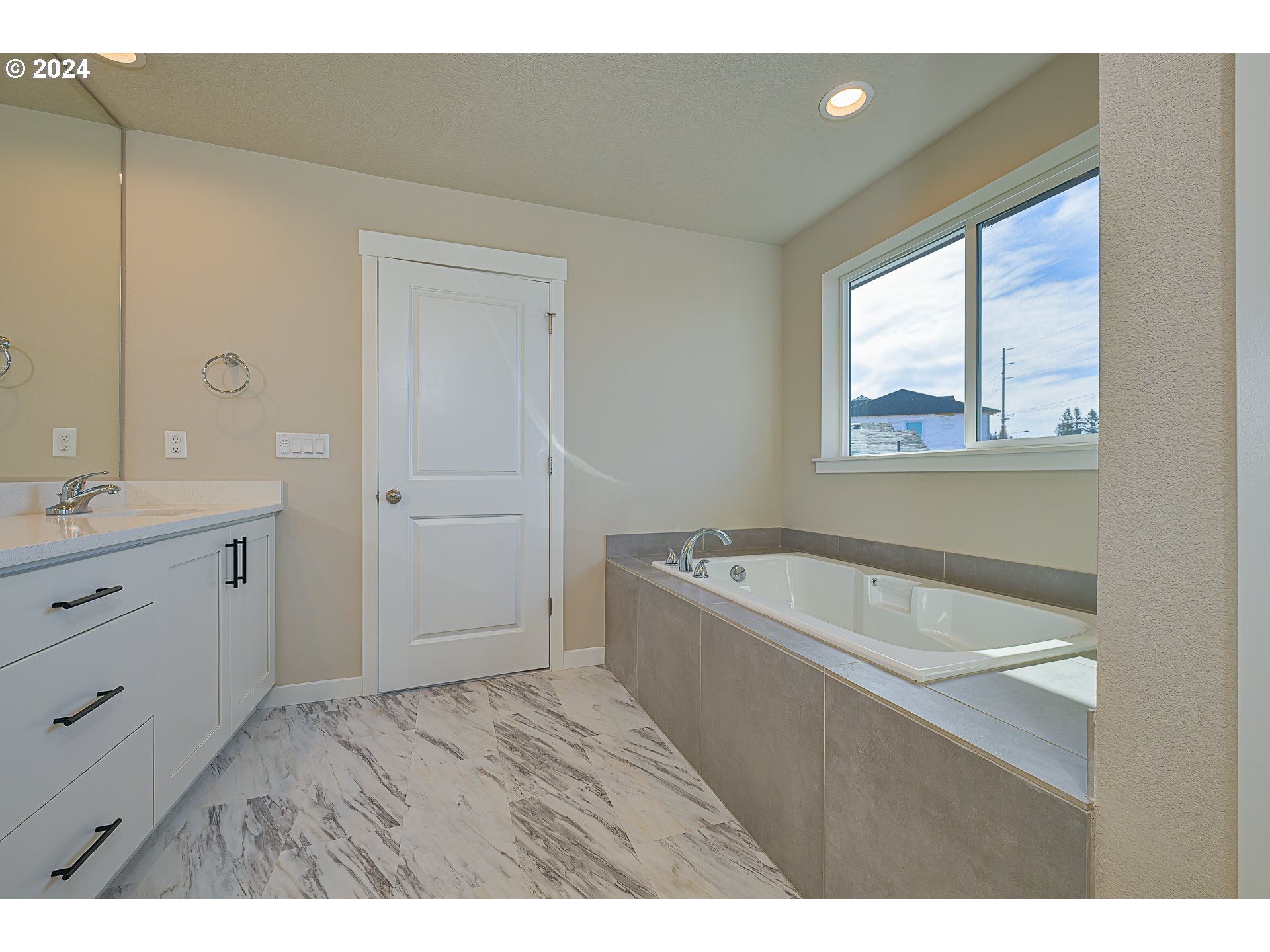 18660 Warm Springs Street, Unit 10 Sandy, OR 97055 - Photo 25 of 42 a bathroom with a tub sink and mirror