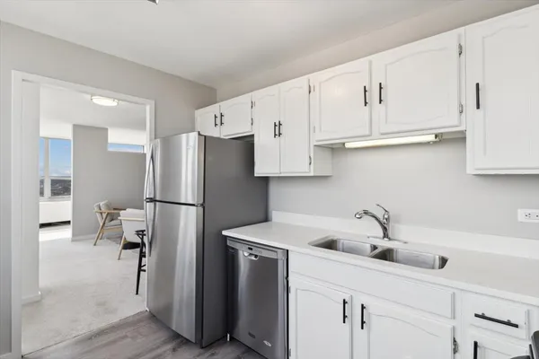 $2,295 | 3550 North Lake Shore Drive, Unit 1712, Chicago, IL 60657
