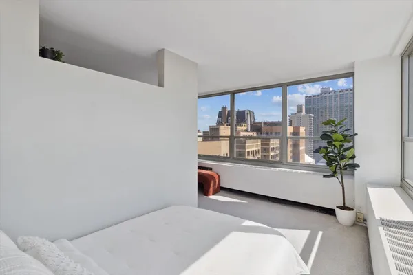 $2,295 | 3550 North Lake Shore Drive, Unit 1712, Chicago, IL 60657