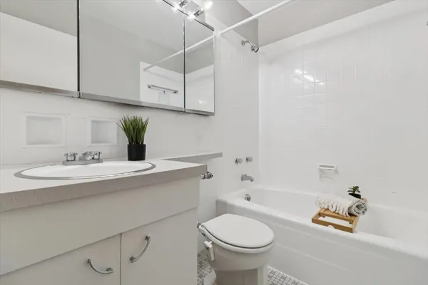 $2,295 | 3550 North Lake Shore Drive, Unit 1712, Chicago, IL 60657