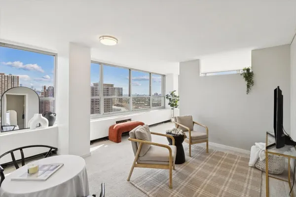 $2,295 | 3550 North Lake Shore Drive, Unit 1712, Chicago, IL 60657