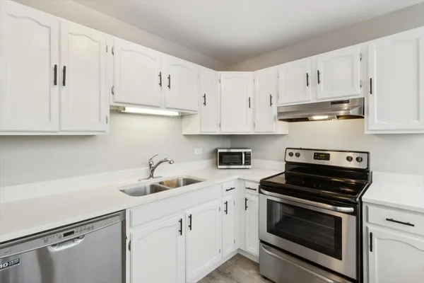 $2,295 | 3550 North Lake Shore Drive, Unit 1712, Chicago, IL 60657