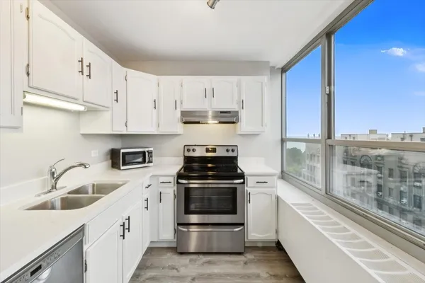 $2,295 | 3550 North Lake Shore Drive, Unit 1712, Chicago, IL 60657