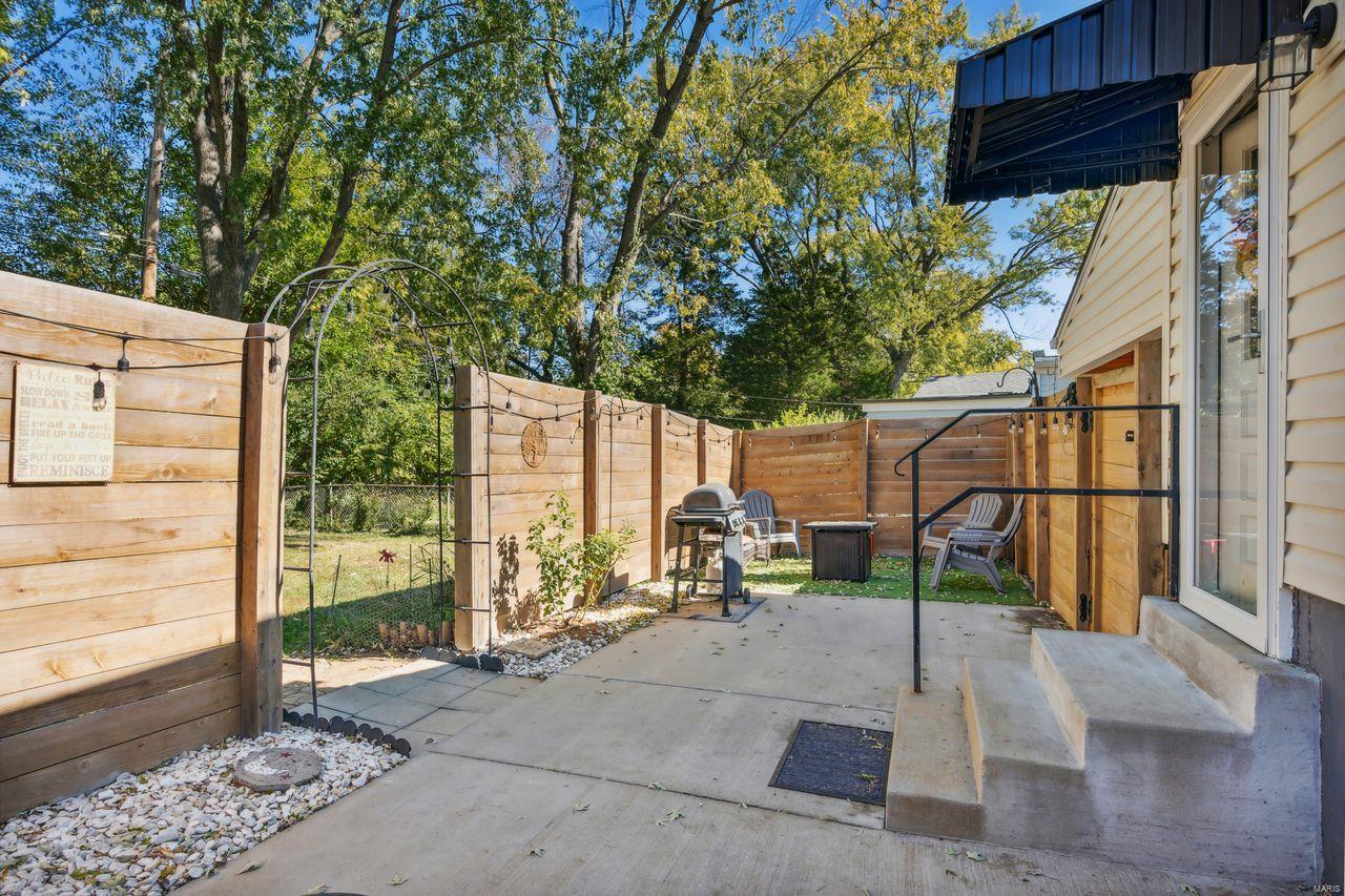 10855 Lawnbrook Drive St. Louis, MO 63123 - Photo 17 of 21