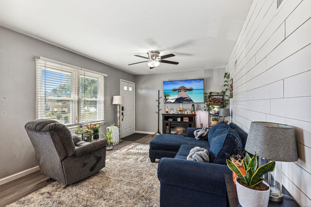 10855 Lawnbrook Drive St. Louis, MO 63123 - Photo 5 of 21