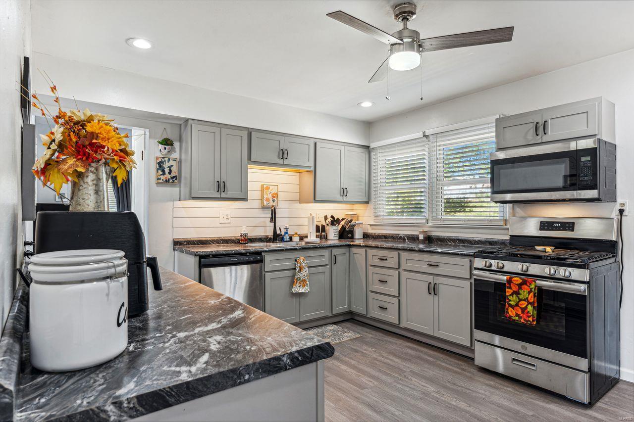 10855 Lawnbrook Drive St. Louis, MO 63123 - Photo 8 of 21