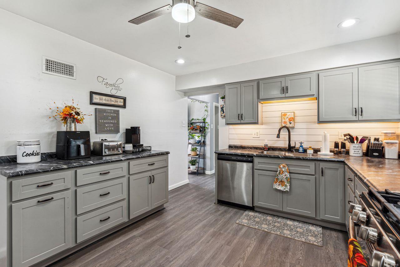 10855 Lawnbrook Drive St. Louis, MO 63123 - Photo 9 of 21