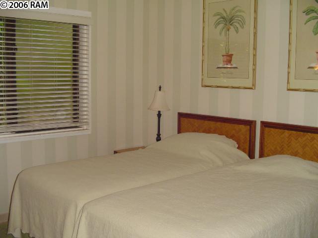 811 South Kihei Road, Unit 1F Kihei, HI 96753 - Photo 14 of 19 a bedroom with a bed and a window