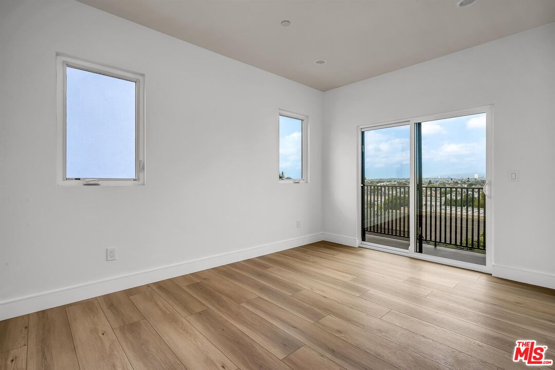 4701 Saturn Street Los Angeles, CA 90019 - Photo 11 of 34