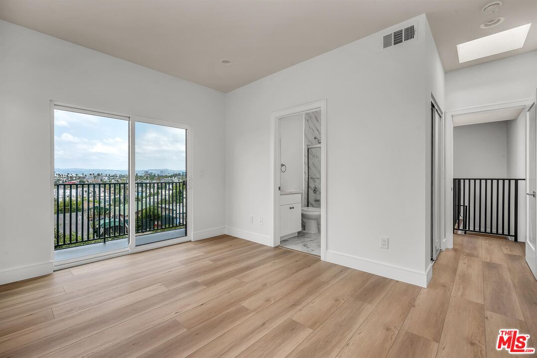 4701 Saturn Street Los Angeles, CA 90019 - Photo 16 of 34