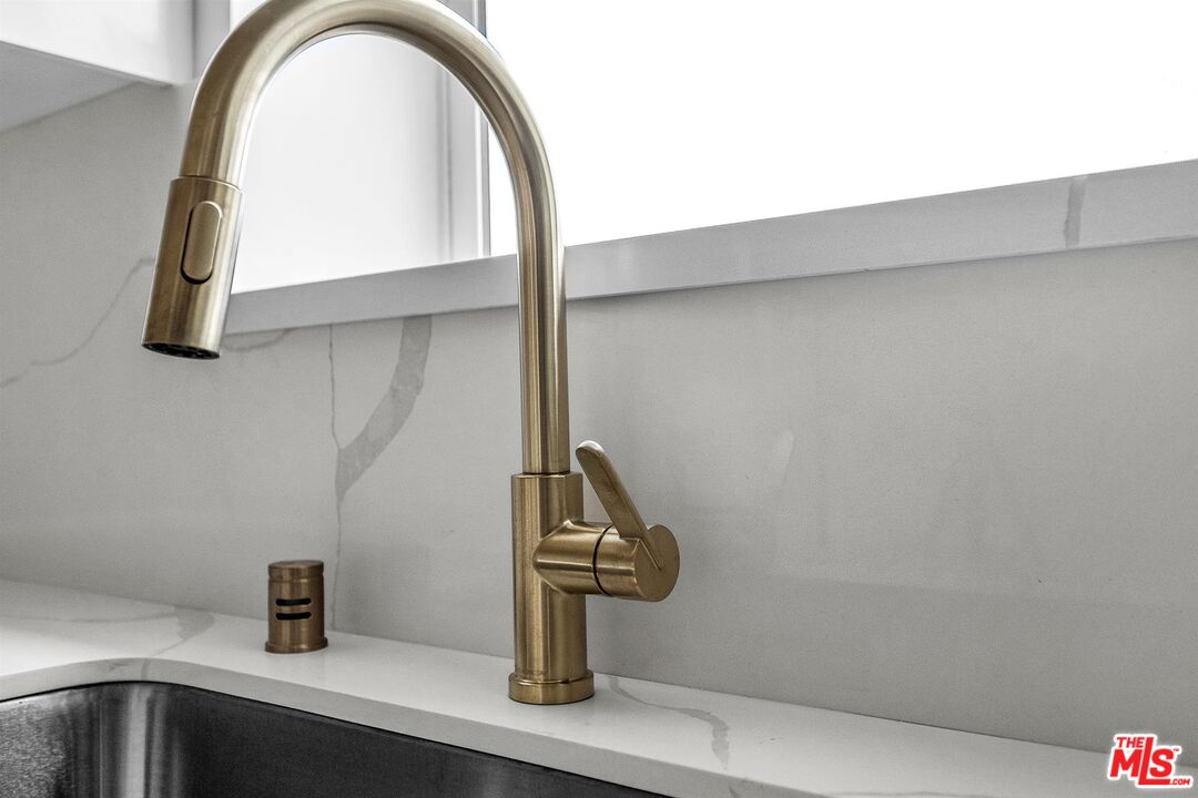 4701 Saturn Street Los Angeles, CA 90019 - Photo 23 of 34