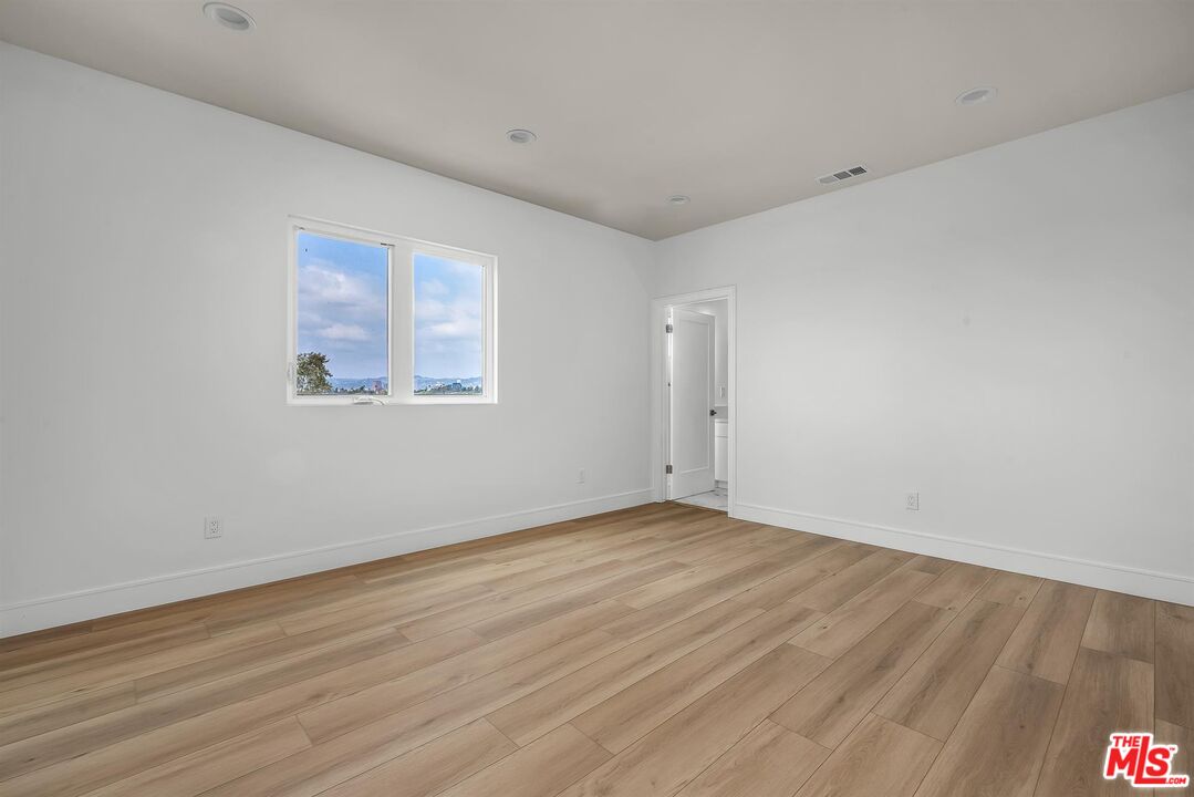 4701 Saturn Street Los Angeles, CA 90019 - Photo 8 of 34