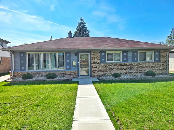 $400,000 | 980 West Grant Drive, Des Plaines, IL 60016