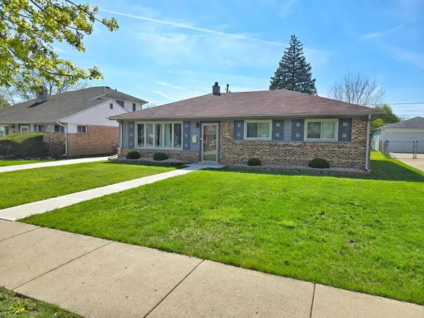 $400,000 | 980 West Grant Drive, Des Plaines, IL 60016
