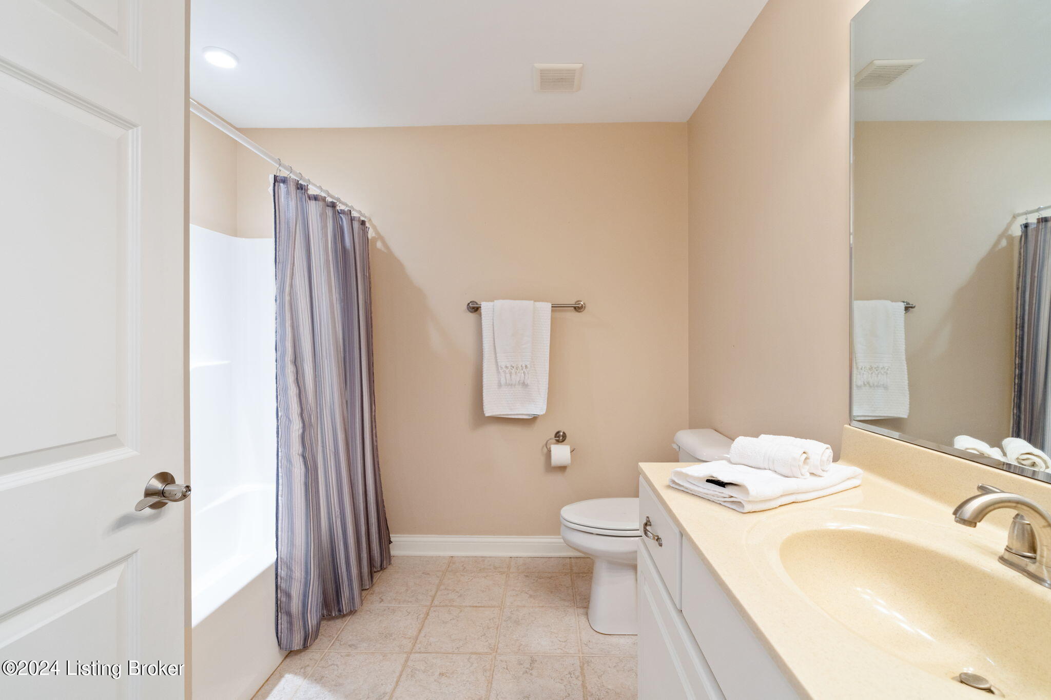 10618 Riva Road Louisville, KY 40223 - Photo 46 of 62 Full bathroom with Tub