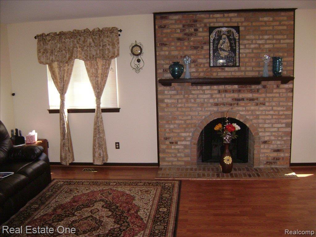 2826 Continental Drive Troy, MI 48083 - Photo 6 of 20 Natural Fireplace