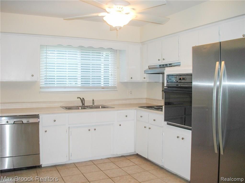 1730 Inverness Street Keego Harbor, MI 48320 - Photo 3 of 19