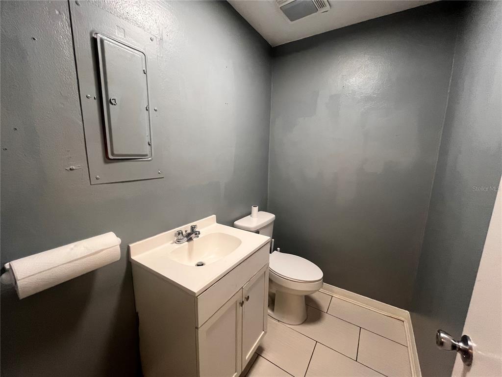 324 4th Street Northwest Winter Haven, FL 33881 - Photo 11 of 18 a bathroom with a toilet sink and mirror