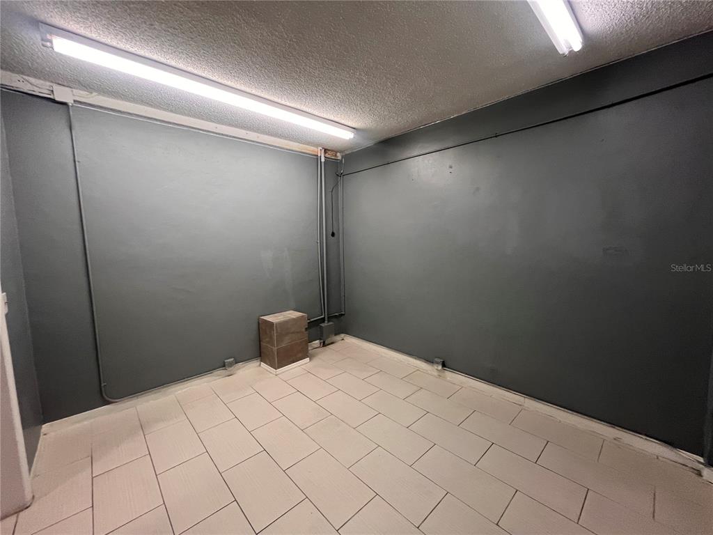 324 4th Street Northwest Winter Haven, FL 33881 - Photo 14 of 18 a bathroom with a bathtub