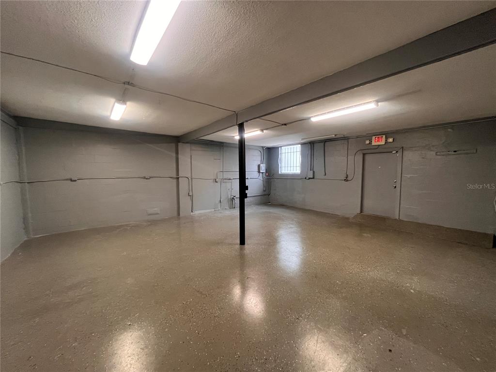 324 4th Street Northwest Winter Haven, FL 33881 - Photo 16 of 18 a view of a garage