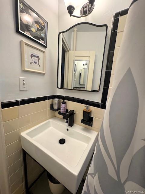 3600 Fieldston Road, Unit 4K Bronx, NY 10463 - Photo 7 of 10 a bathroom with a sink a mirror and a toilet