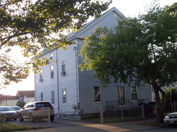 $1,250 | 427 High Street, Unit 3, Bristol, RI 02809