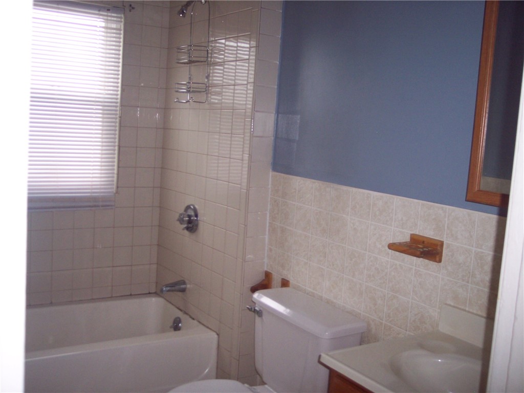 427 High Street, Unit 3 Bristol, RI 02809 - Photo 7 of 8 BATHROOM