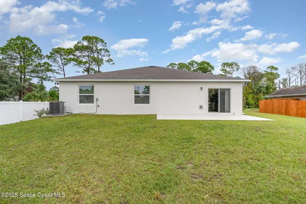 a view of a house with a backyard